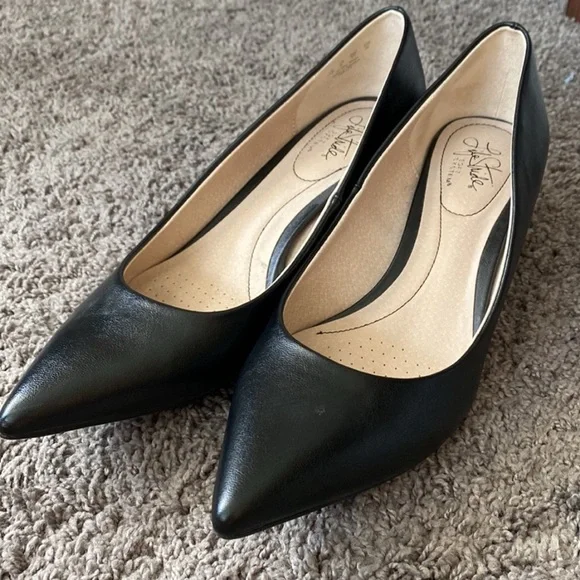 Life Stride Black Pointed Toe kitten heels - Picture 2 of 5